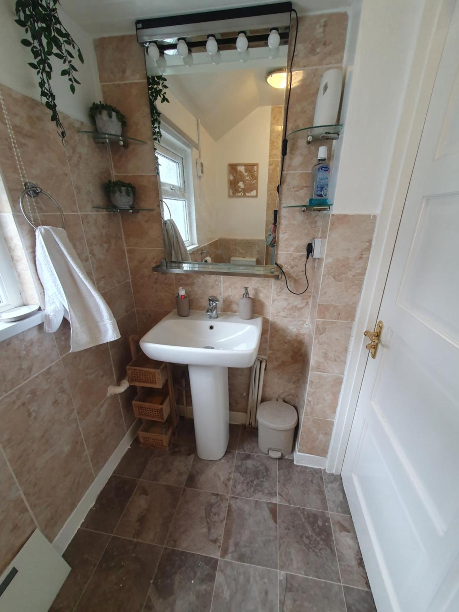 Private Luxury Double Room In Cardiff Exteriör bild